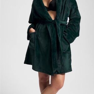 Soma Plush Short Robe - XXL 
Black